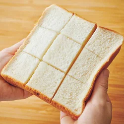 パンはバターがしみやすくなるよう、深さ5mm程度の切り目を入れる。