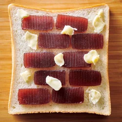 ようかんのすき間にバターを小さくちぎってのせる。甘いところとしょっぱいところができて◎。