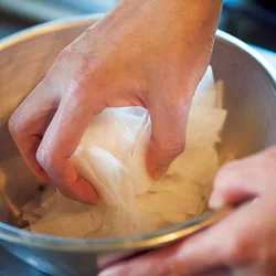 大根は塩もみし、水けを絞る。塩分が気になる人は、さっと洗って加えて。