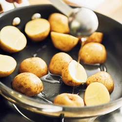 油をからめてから焼くと、皮がパリッとこうばしく仕上がる。