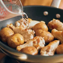 先に焼き色をつけ、うまみを閉じ込めてから煮る。
