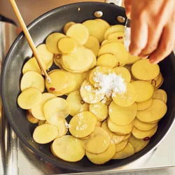 砂糖から加え、少し焦がすと味に深みが増す。