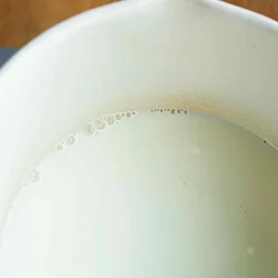 沸騰させてはダメ！ 小さい泡が立つくらいが目安