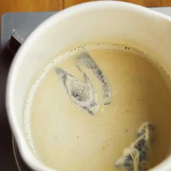 牛乳と一緒に紅茶を温め、風味をつける。