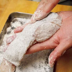 たらは小麦粉をまぶすとカリッと焼ける