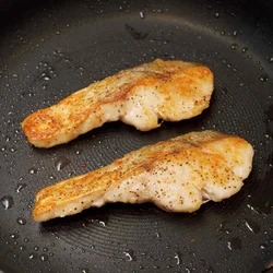 たらの両面をカリッと焼く
