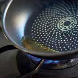 ごま油は煙がうっすら出るまで弱火で加熱するのがおいしさのコツ。