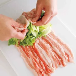 キャベツはふんわりとしているので、押さえ込むようにして肉をかぶせてくるりと巻く。