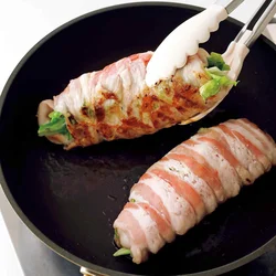 巻き終わりがしっかり焼き固まっていれば、転がして焼くときに形がくずれない。