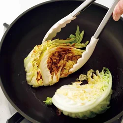 断面を焼き色がつくまで焼くとこうばしさが加わって甘みが増す。焼き色を目安に上下を返して。