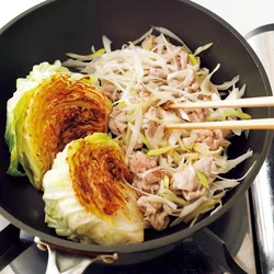 キャベツのもう一つの面を焼きながら、豚肉とねぎを炒める。