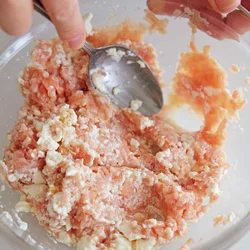 スプーンの背でひき肉の粒を潰すようにして混ぜると粘りが出やすい。