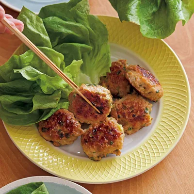 なめたけつくねのサラダ菜包み