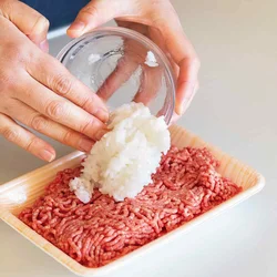 ひき肉にご飯を加える