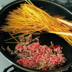 パスタとひき肉をこんがり炒めてコク倍増