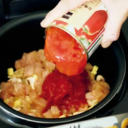 トマト缶を大胆にドーン！