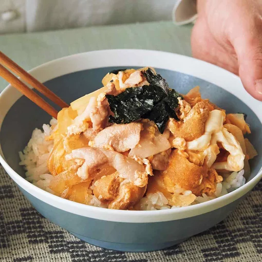 「豚肉と油揚げの卵とじ丼」の献立