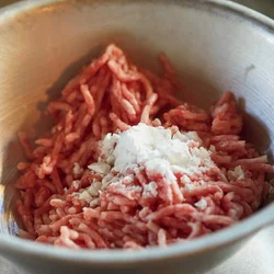 片栗粉は、肉のつなぎ＆つるりとした舌ざわりにするのが役目。これだけは欠かせないのでしっかり加えて。