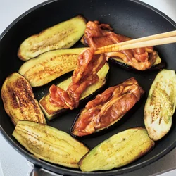 しっかり味の下味をつけた豚肉をなすにのせて蒸し焼きにし、なすも豚肉もやわらか仕上げに。