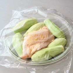 とり肉は耐熱皿の中央に、なすはとり肉の周囲に並べると火通りが均一に。