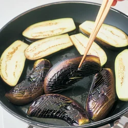油はたっぷり用意しなくても、大さじ3で揚げ焼きにすればOK！