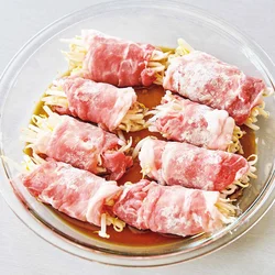 肉巻きに片栗粉をまぶしておくと、調味料とよくからんで照りも出ます。