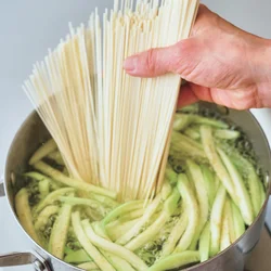 なすは皮をむいてゆでると、色鮮やかに。そうめんと同じ鍋でゆでられるので、後片づけがラクチン。