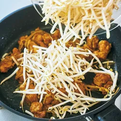 もやしを加えてから7～8分煮ると、カレー味がしみしみに！