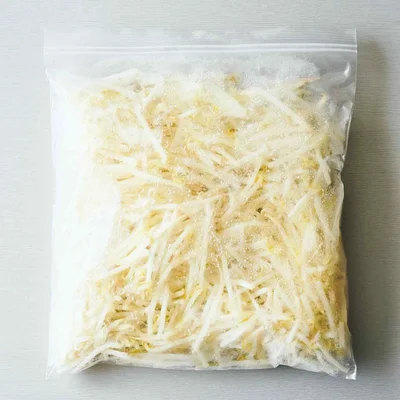 ※もやしの冷凍方法
もやしは洗ってざるに上げ、水けをよくきる。
冷凍用保存袋に入れ、空気を抜いて口を閉じ、平らにして冷凍する。
約2週間冷凍保存OK。