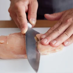 皮を除いたら上下を返し、肉が薄いほうから斜めに包丁を入れてそぎ切りに。