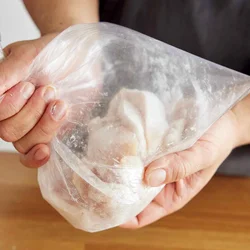 肉に粉を薄くまんべんなくふっておくと卵がよくからむ。
