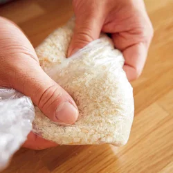 パン粉は細かくしておくと少ない油でも揚げやすく、油の節約にもなる。