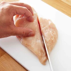 縦半分に切ってからそぎ切りにし、食べやすいサイズに。