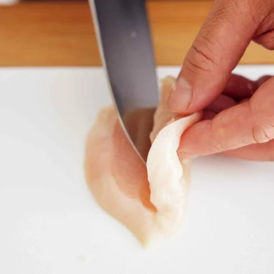【デカそぎ切りのコツ】
とりむねは皮と反対側から包丁を入れたほうが切りやすい。皮を除いたら上下を返し、肉が薄いほうから斜めに包丁を入れてそぎ切りに。最後の4切れは、厚みがあるので、切り目を入れて開き、厚みを揃えて。