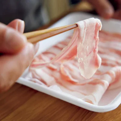 【同じ150gでもしゃぶしゃぶ用なら1.5倍作れる!】
薄いので火の通りが早いのもポイント。夏はしゃぶしゃぶ用肉が手ごろな価格になるので、どんどん活用して!