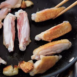 骨のまわりの肉は、うまみが強く、やわらかいのが特徴。こんがりと焼けば、皮から出る良質の脂や、こうばしさも加わり、さらにおいしさがアップ
