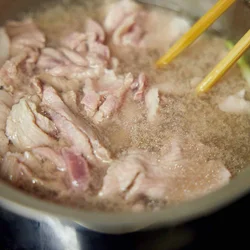 湯が沸騰すると肉がかたくなるので注意