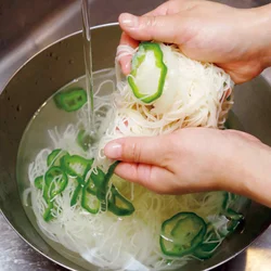 沸騰した湯に野菜を入れ、再び沸騰したらそうめんを投入。あとは袋の表示どおりにゆでるだけ。具材も一緒に流水でもみ洗い。