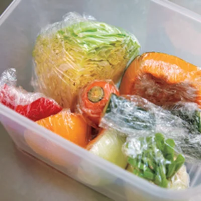 【ハンパ野菜BOXを作っておこう!】
ハンパ野菜とは、中途半端に余ってしまった野菜のこと。上手に使い切るためには、すぐに取り出せるようにBOXにまとめると便利。1カ所に置けば、迷子になることもありません。乾燥しないようにラップで包んでから、BOXに入れ冷蔵室へ。