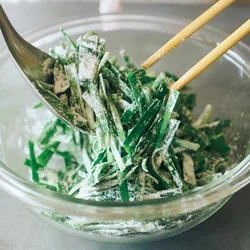 小麦粉をまぶすことで、焼くときににらどうしがしっかりくっつく。