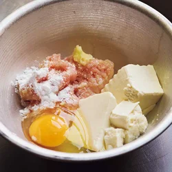 ボウルに材料を入れたら、豆腐を握りつぶすようにくずし、粘りが出るまで練って。
