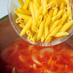 煮立てたトマトジュースに、ペンネを直接イン！