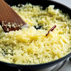 米と香味野菜をパラリと炒めて