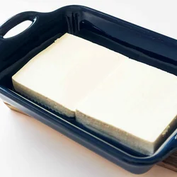 豆腐の中まであつあつになるように、まずは豆腐だけで加熱。