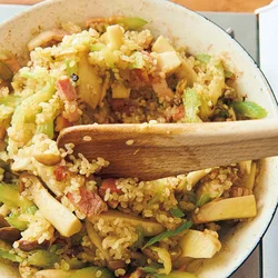 米は洗わずに加え、肉や野菜と一緒に炒める。生米を加えることでベチャッとせず、煮汁がしっかりしみこみ、味わい豊かに。