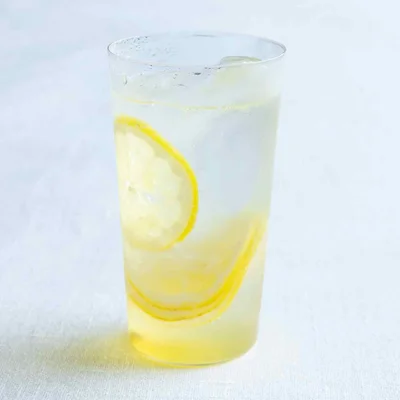 ◆炭酸で割って!「レモン酢カッシュ」
ビタミンCを存分に摂取できるレモン酢。大さじ1を炭酸水で割ってすっきりと。
※清潔な保存容器に入れ、使用する際はそのつど清潔なスプーンなどで取り分けてください。冷蔵室で約1週間保存可能。
※はちみつを使っているので、1歳未満のお子さんには飲ませないでください。
