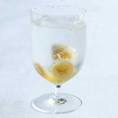 ◆炭酸で割って！「バナナ酢ソーダ」
腸内環境の改善に有効なバナナ酢。大さじ1を炭酸水で割って甘みを楽しんで。

※清潔な保存容器に入れ、使用する際はそのつど清潔なスプーンなどで取り分けてください。冷蔵室で約1週間保存可能。
※はちみつを使っているので、1歳未満のお子さんには飲ませないでください。