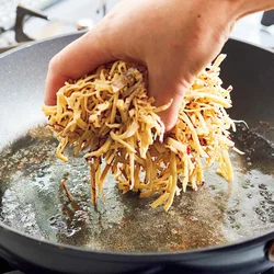 グラニュー糖は入れるとすぐに溶けるので注意。焦げる前にさつまいもを投入して。