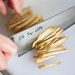 ごぼうは斜め薄切りにして少しずつずらして重ね、端から切るようにすると、均一な細切りにすることができます。