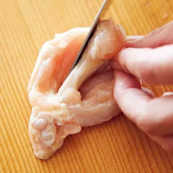 骨に沿って切り込みを入れると火が通りやすくなり、食べやすい。